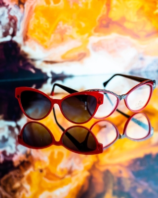 La montatura dell’anno: #CatEye si unisce alla praticità con @obert_milanoeyewear 

I magneti laterali ti consentiranno di montare una lente polarizzata all’occorrenza, non rischierai mai più di dimenticare i tuoi occhiali da sole 😉 

#OtticaDeRighetti #Arona #Omegna